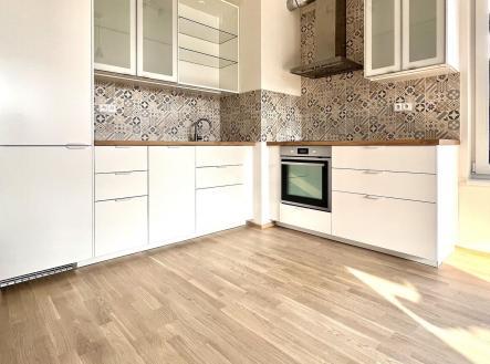 Exkluzivní pronájem bytu 2+kk (50m2) s balkonem 5m2 a sklepem v rezidenci SUOMI, Hloubětín