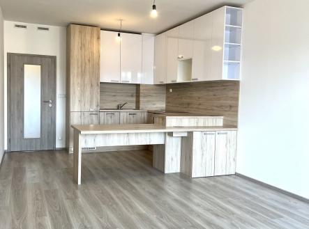 Pronájem 2+kk bytu (62,8m2), 2 lodžie a garáž - Novgorodská, Praha - Vršovice