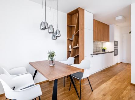 Vybavený byt 2+kk 52m, předzahrádka 87m2, garáž, v rezidenci SUOMI