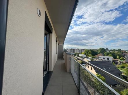 Pronájem nově zkolaudovaného bytu 2+kk s terasou 22m2, sklepní kójí a parkovacím stáním