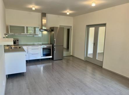 Pronájem slunného bytu 2+kk s lodžií, parkovacím stáním - Ústavní, Praha 8