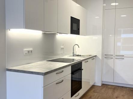 Pronájem nově zkolaudovaného bytu 2+kk s balkonem 11m2, sklepní kójí a garážovým stáním